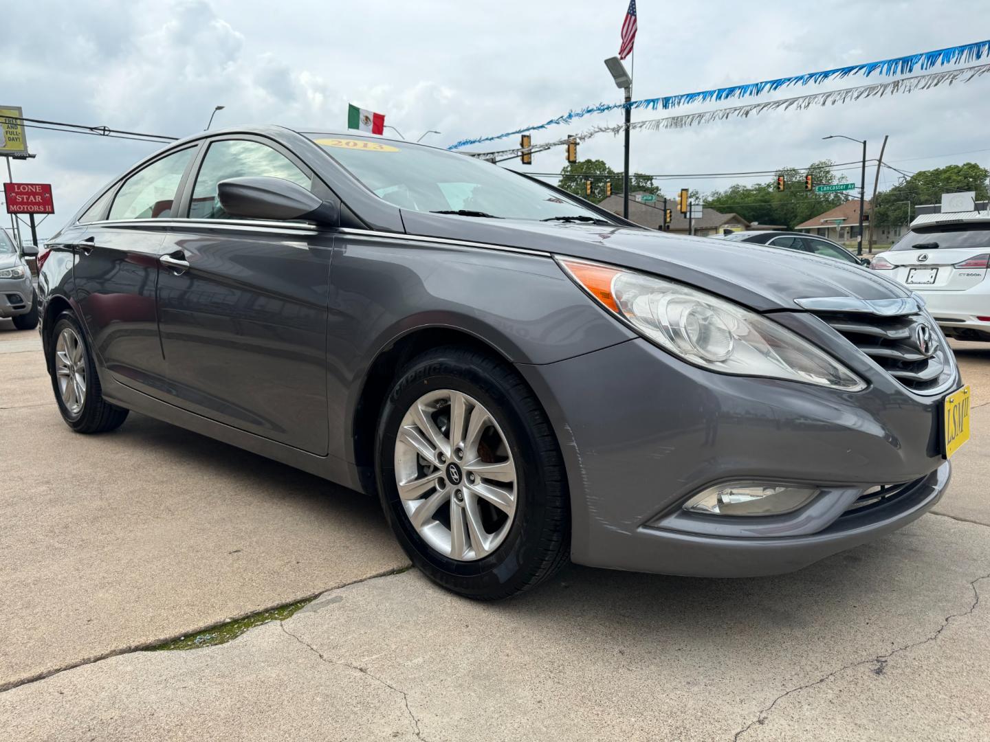 2013 GRAY /Gray HYUNDAI SONATA GLS 4dr Sedan (5NPEB4AC4DH) with an 2.4L I4 engine, Automatic 6-Speed transmission, located at 5900 E. Lancaster Ave., Fort Worth, TX, 76112, (817) 457-5456, 0.000000, 0.000000 - This is a 2013 Hyundai Sonata GLS 4dr Sedan that is in excellent condition. There are no dents or scratches. The interior is clean with no rips or tears or stains. All power windows, door locks and seats. Ice cold AC for those hot Texas summer days. It is equipped with a CD player, AM/FM radio, AUX - Photo#2